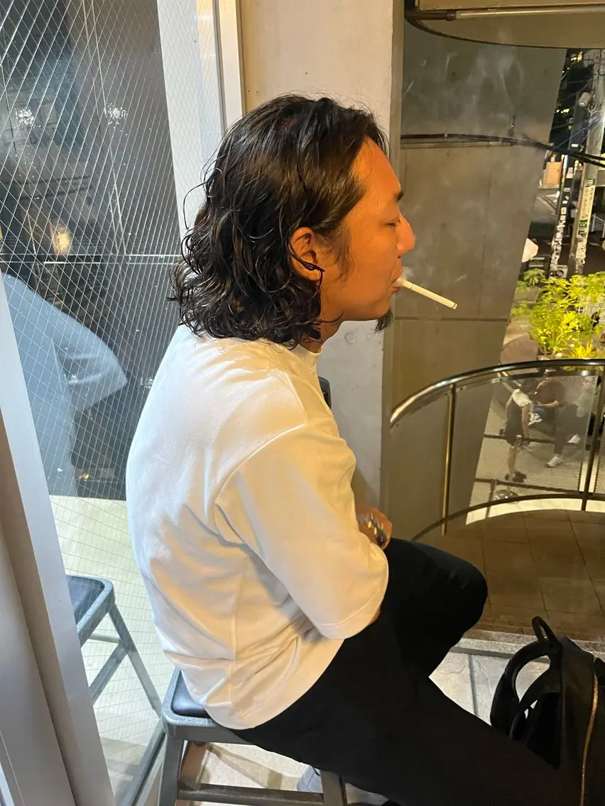 ショート パーマ メンズ センターパート マッシュ メンズパーマ カット ミルクティーベージュ ブリーチ 店長 清水のヘアスタイル