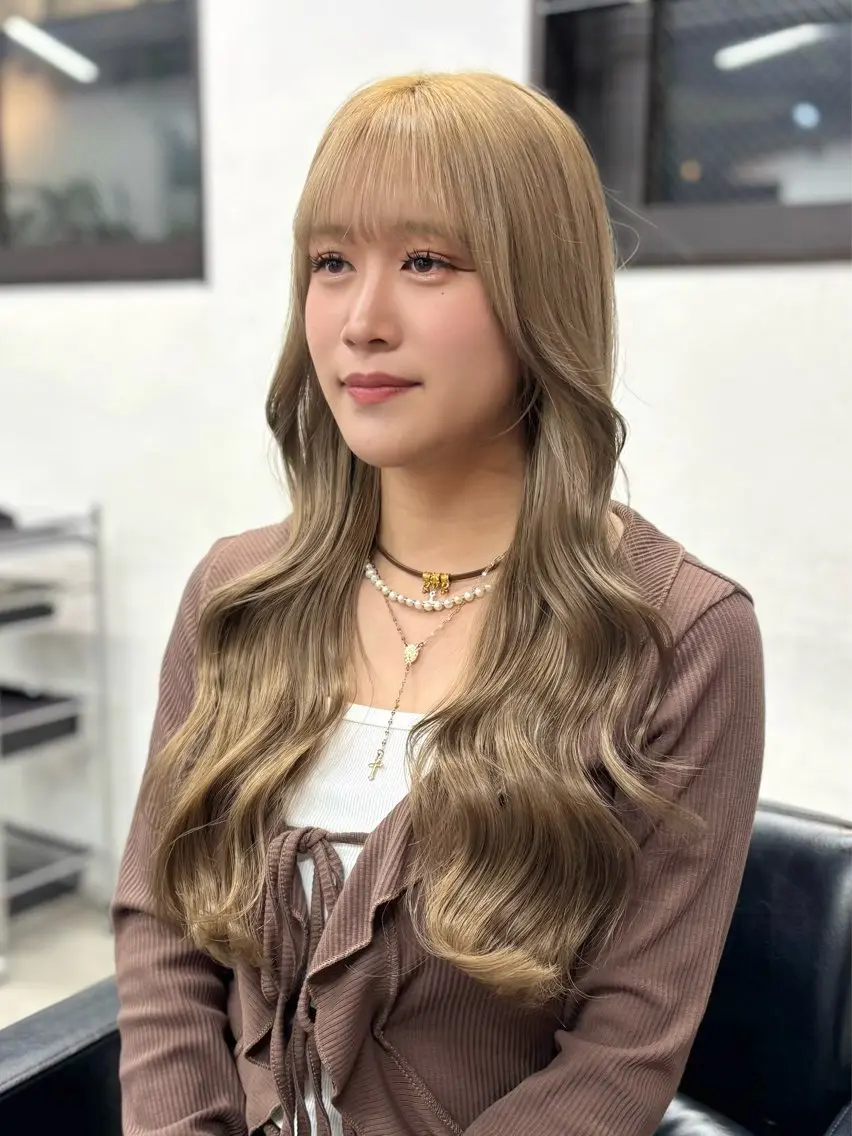 ロング カラー ヘアアレンジ ベージュカラー ブリーチ ダブルカラー ハイトーンカラー ミルクティーベージュ カット ヘアカラー 坂齋大地／レイヤー/ ミルクティーのヘアスタイル