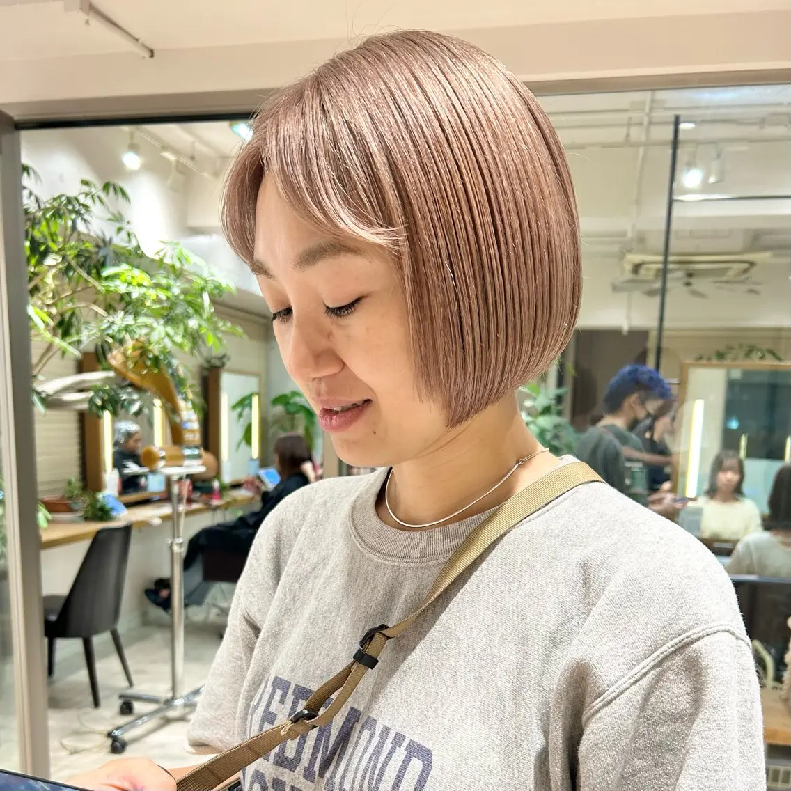 ショート カラー ベージュカラー ピンクカラー ボブ カット ヘアカラー トリートメント ヘアセット ハイトーン/ブリーチ 似合せカット/パーマのヘアスタイル