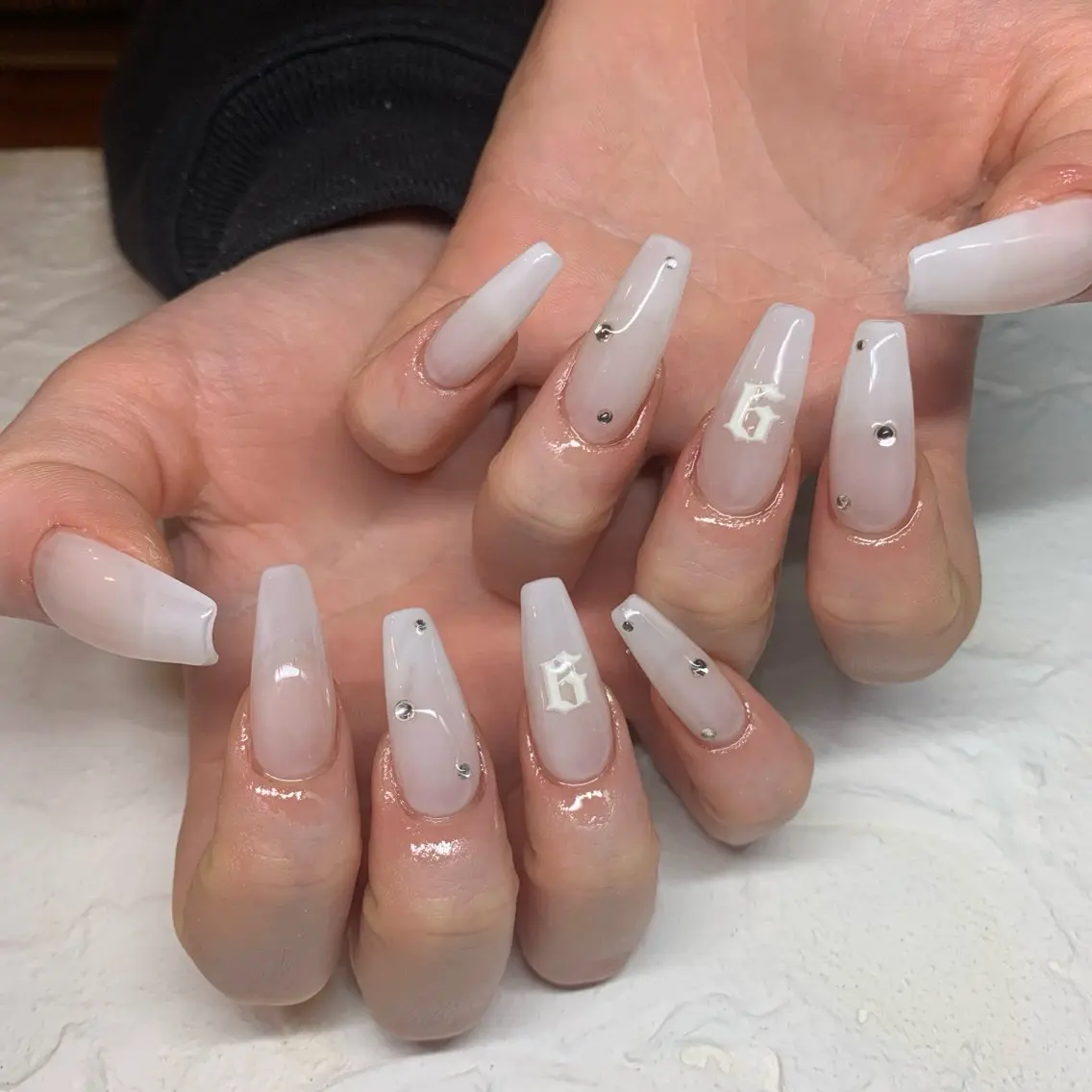ネイル ロングネイル 赤色 スカルプネイル スクエアネイル ホワイト happiness nailのネイルデザイン