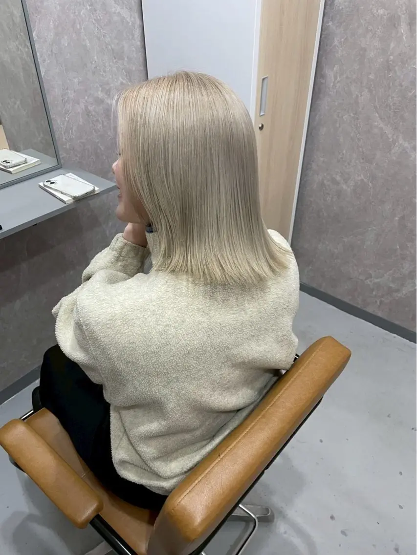 毛先整えカット+ブリーチ+透明感カラーの写真