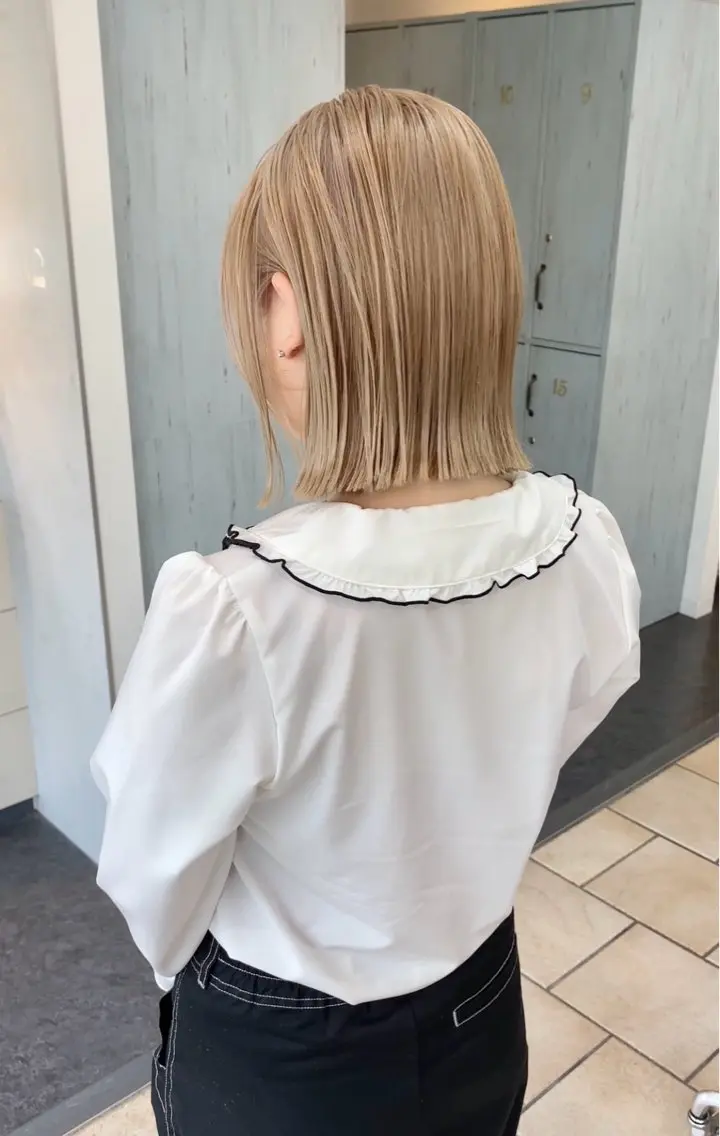 ミディアム カラー 切りっぱなしボブ ベージュカラー 抜きっぱなしブロンド ブロンド ハイトーンカラー ✨原宿ハイトーン ブリーチ職人菊池のヘアスタイル