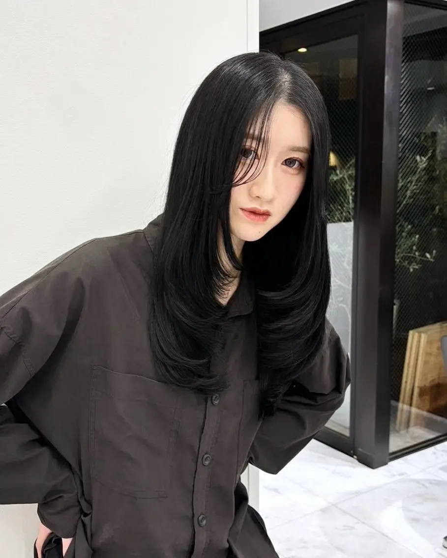 ロング カラー 黒髪 ブルーカラー ブルーブラック 韓国風ヘア レイヤーカット カット ヘアカラー 韓国レイヤー/ 縮毛矯正🎀minaのヘアスタイル
