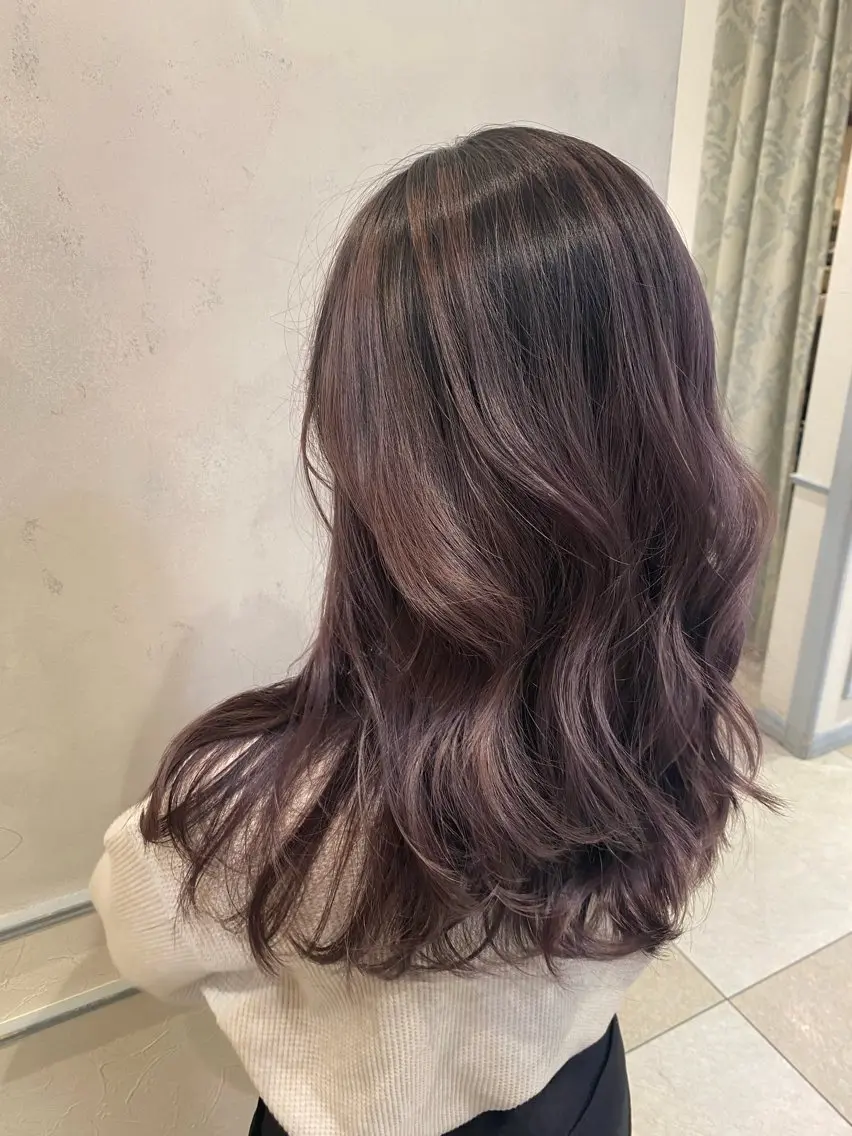 セミロング カラー バレイヤージュ ブリーチ デザインカラー パープルカラー レイヤーカット 池西 佳穂のヘアスタイル
