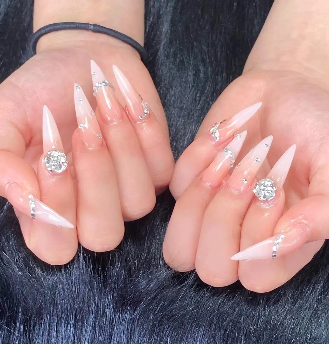 ネイル ドット ガーリー 韓国ネイル ロングネイル 持ち込み Melia Nail Nambaのネイルデザイン