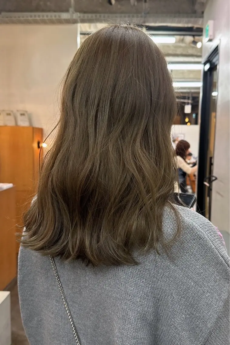 セミロング カラー ベージュカラー 透明感カラー オリーブベージュ ヘアカラー 金子 詞音のヘアスタイル