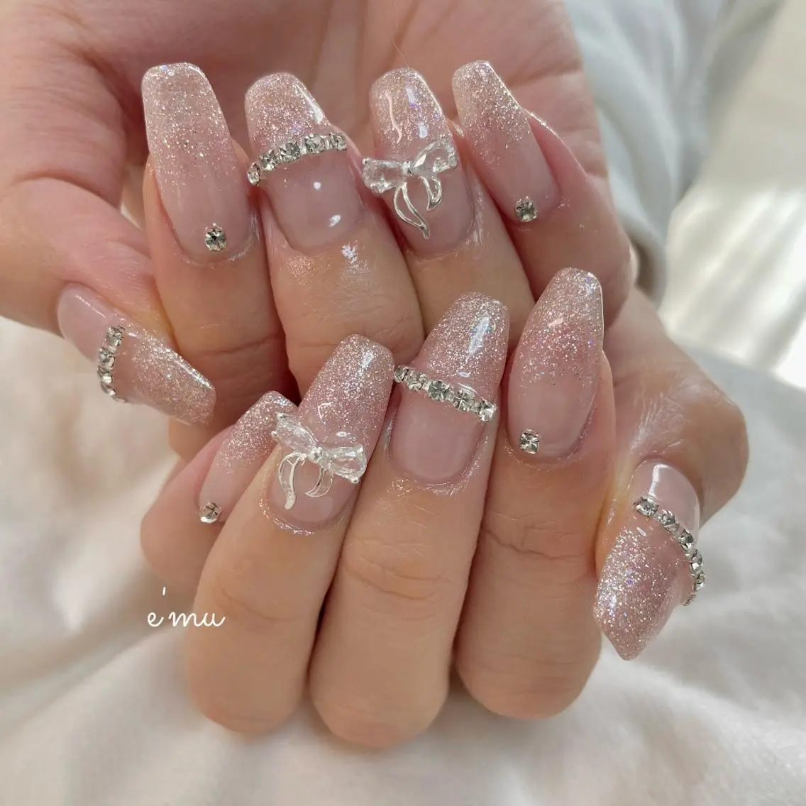ネイル キラキラネイル 韓国ネイル リボン ワンホンネイル nail salon e'mu💐のネイルデザイン
