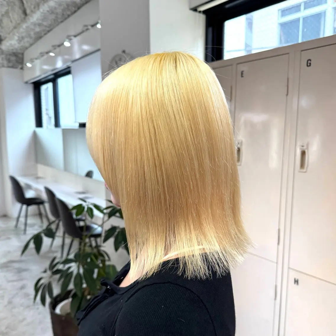 ミディアム カット ヘアカラー トリートメント 艶髪ハイトーン× ボブ🥣アイネのヘアスタイル