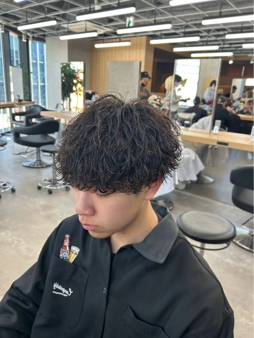 パーマ メンズ メンズブリーチ センターパート ダウンパーマ カルマパーマ メンズ韓国風 磯村 翔大のヘアスタイル