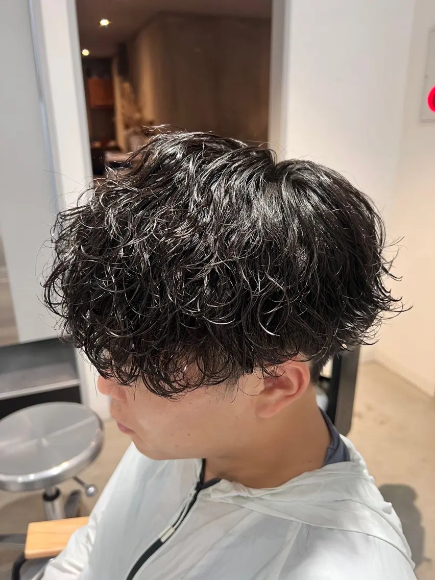 ミディアム パーマ メンズ ミディアムパーマ メンズパーマ 波巻きパーマ カット パーマ メンズカットパーマ ✂️ JOYAのヘアスタイル