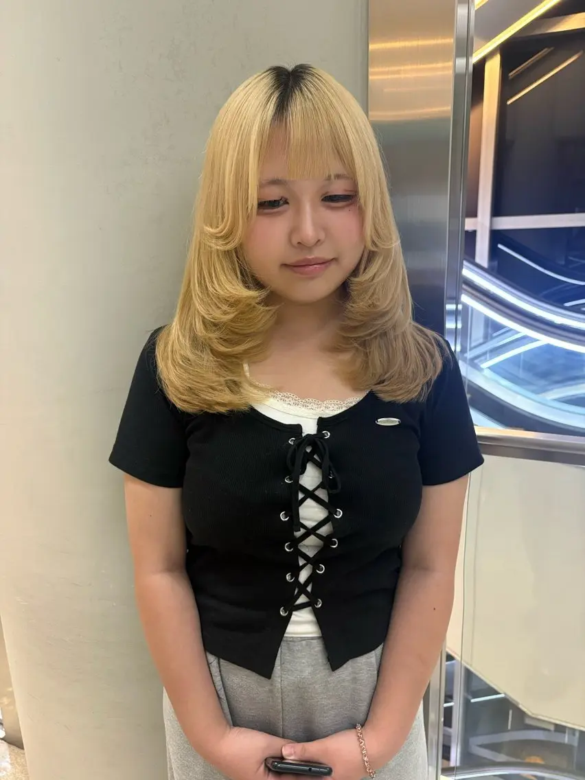 ミディアム レイヤーカット ‘AXIS Hinataのヘアスタイル