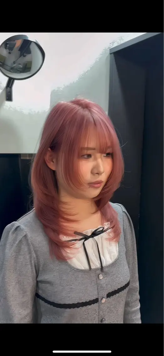 セミロング カラー ピンクカラー 🌟心斎橋レイヤー 艶ハイトーン/ウルフのヘアスタイル
