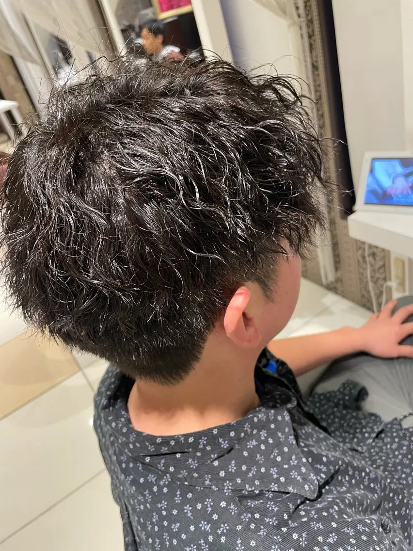 ショート カラー パーマ 岡田 駿也のヘアスタイル