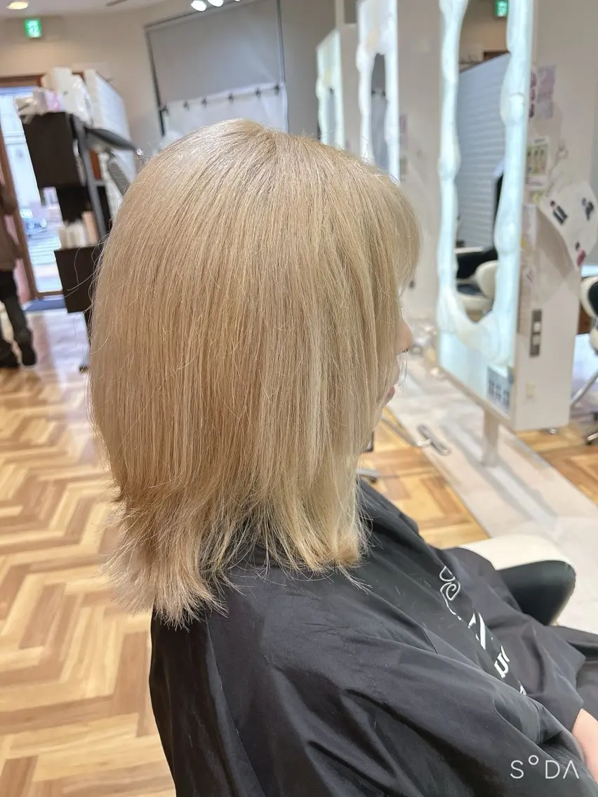 ミディアム カラー ベージュカラー ブリーチ ミルクティーベージュ ホワイトミルクティーベージュ ヘアカラー トリートメント 福森 みずきのヘアスタイル
