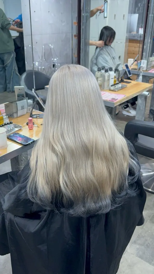 ロング カラー ヘアカラー トリートメント 透明感ベージュ/ レイヤー縮毛矯正のヘアスタイル