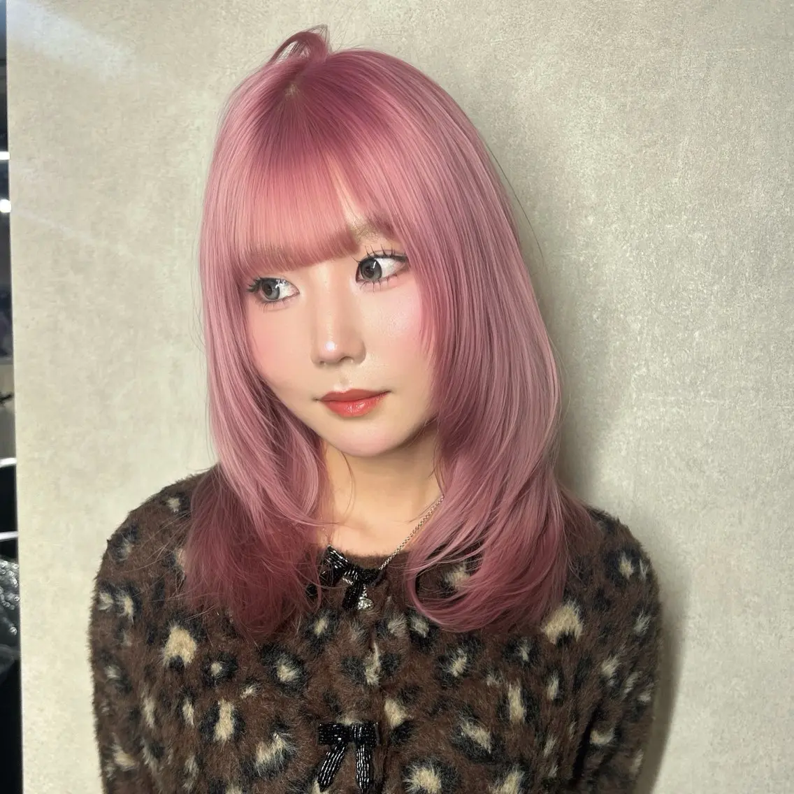 ミディアム カラー ブリーチ 透明感カラー 韓国風ヘア レイヤーカット 小顔カット カット ヘアカラー トリートメント ワンホンヘア/ 透明感カラー/ゆうとのヘアスタイル
