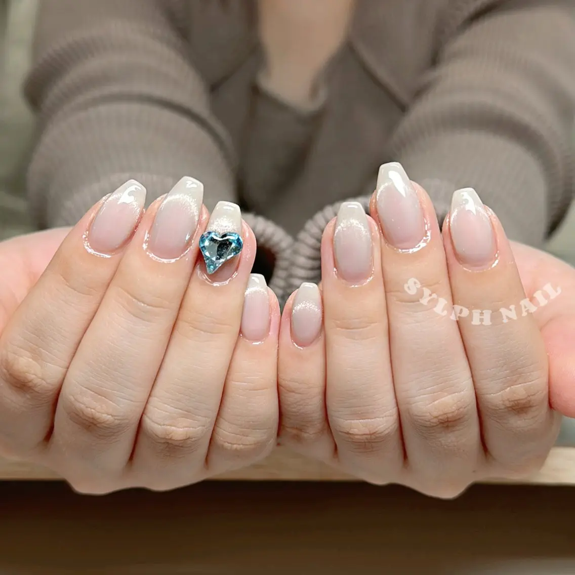 ネイル オーロラネイル 長さ出し フレンチネイル ジェルネイル ガラスフレンチ ハンドネイル Rela・S NAILのネイルデザイン