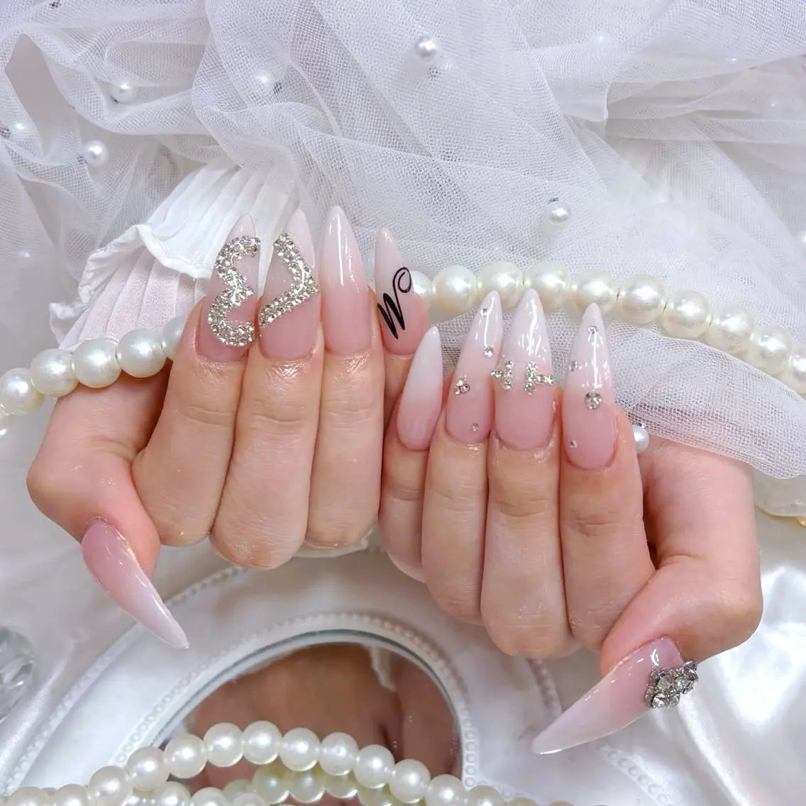 ネイル キラキラネイル 韓国ネイル ロングネイル ワンホンネイル ハンドネイル Josie nail salonのネイルデザイン