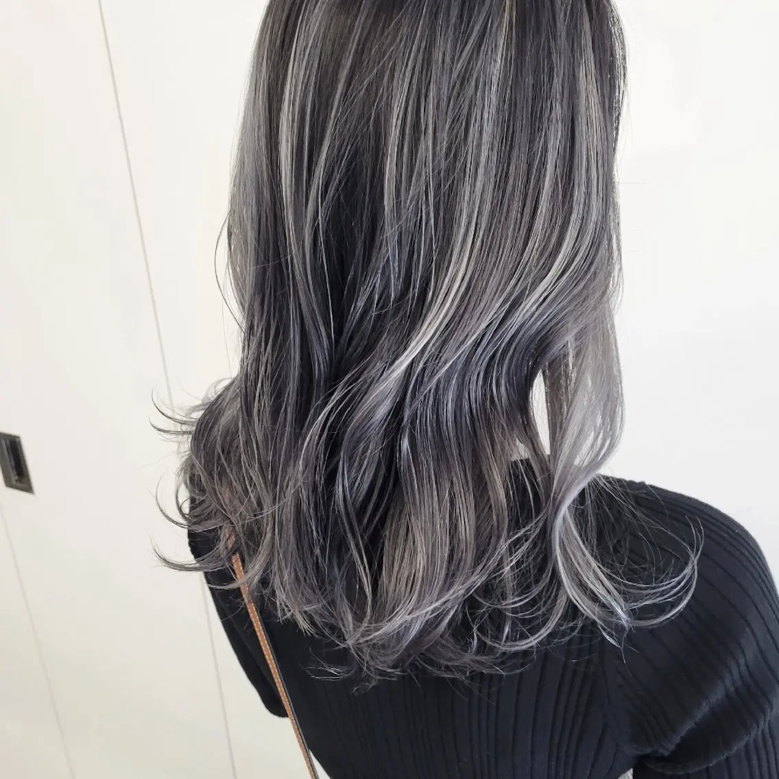 セミロング アッシュ アッシュグレー ミルクティーブラウン レイヤーカット 無藤 彩のヘアスタイル