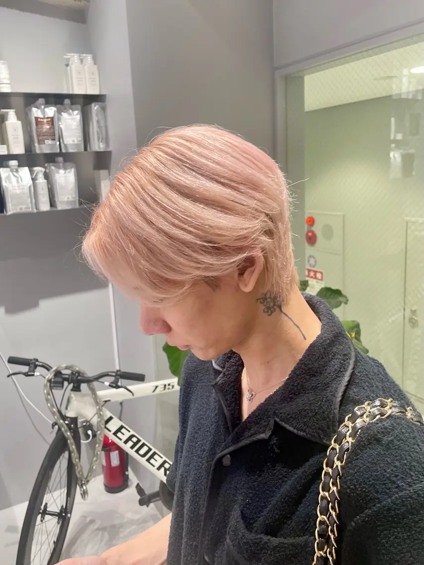 ショート カラー メンズ メンズブリーチ メンズハイライト ベージュカラー ブリーチ ケアブリーチ カット ヘアカラー トリートメント NANA🦖 ハイトーンデザインのヘアスタイル