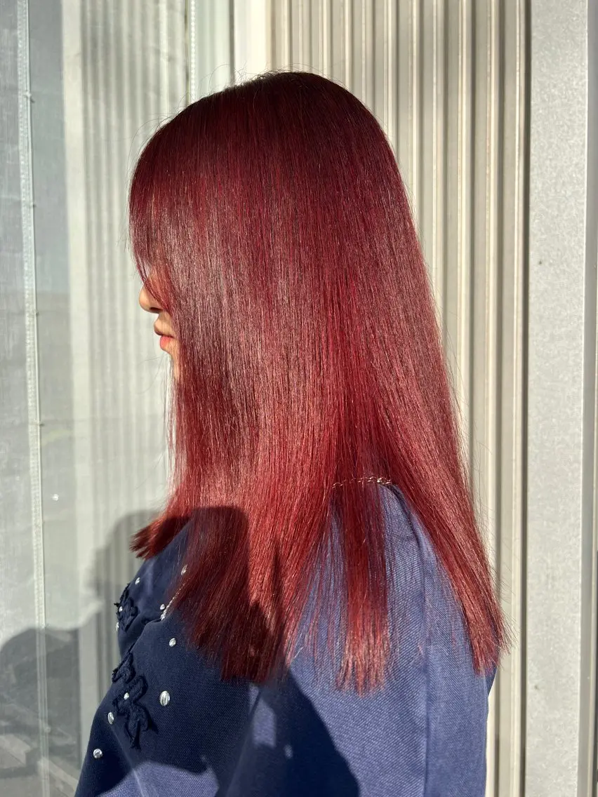 ロング カラー ブリーチ レッドカラー 箕浦 萌華のヘアスタイル