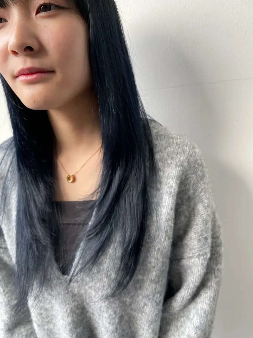 カラー 黒髪 ブルーカラー ブルーブラック 岡多 麗奈のヘアスタイル