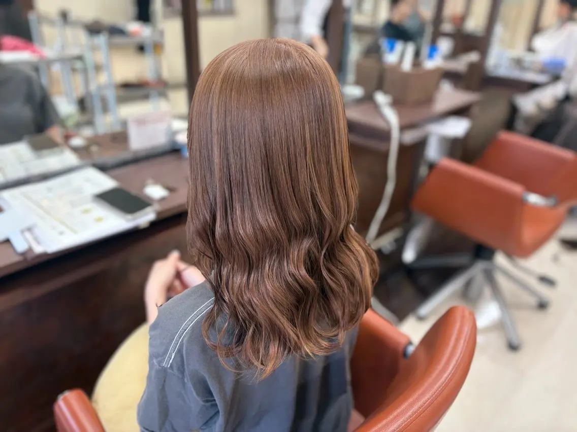 セミロング カラー ベージュカラー ブリーチ ミルクティーベージュ カット ヘアカラー レイヤー×垢抜け/ ハイトーン/朝倉友香のヘアスタイル