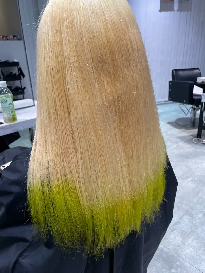セミロング カラー ブリーチ グラデーションカラー ヘアカラー トリートメント インナーカラー 推し ブリーチ 髪質改善のヘアスタイル