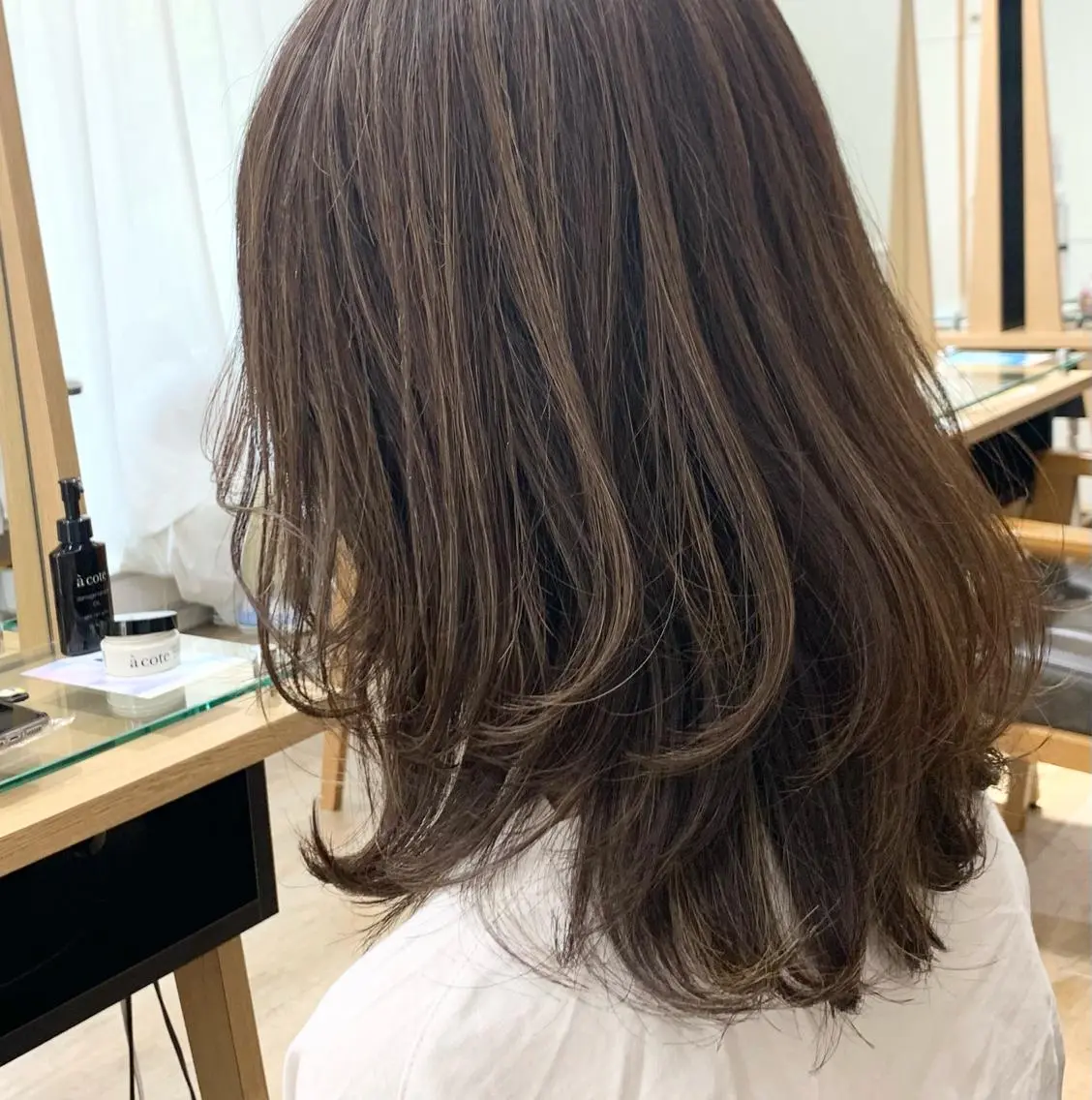 ミディアム カラー パーマ ヘアアレンジ メンズ キッズ ネイル マツエク・マツパ レイヤーカット／ 巻ける縮毛矯正のヘアスタイル