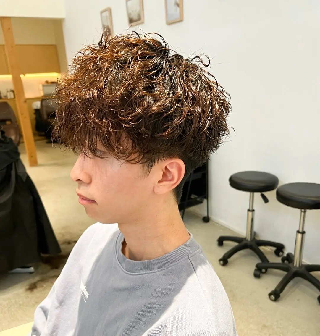 ミディアム カラー パーマ メンズ ミディアムパーマ マッシュ メンズパーマ 波巻きパーマ 服部 雄輝のヘアスタイル