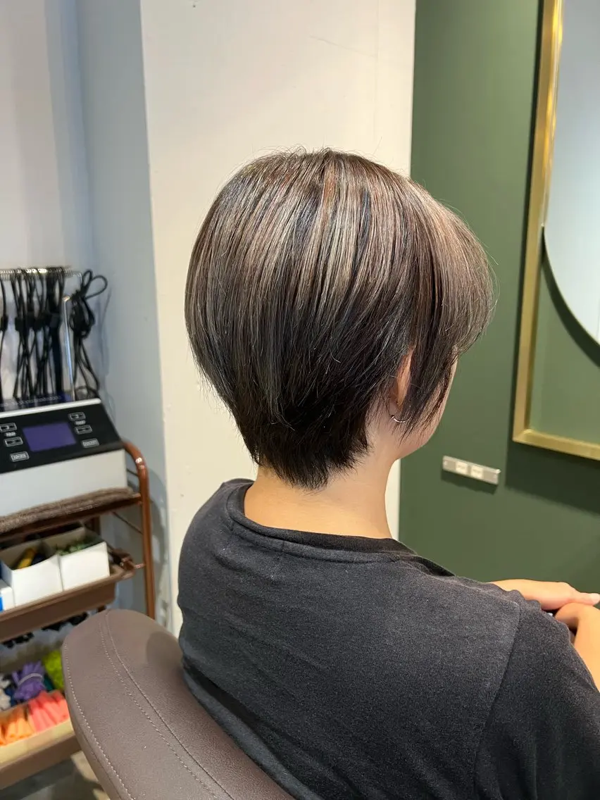 ショート カラー ハイライトカラー ハイライト ヘアカラー トリートメント ヘッドスパ カラースペシャリスト しょう🧑🏼‍🎨のヘアスタイル