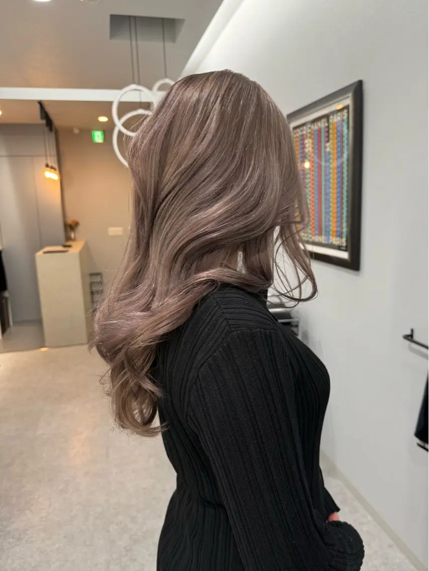 ロング カラー アッシュ アッシュグレー アッシュグレージュ ブリーチ 透明感カラー ヘアカラー トリートメント 岡留 愛美のヘアスタイル