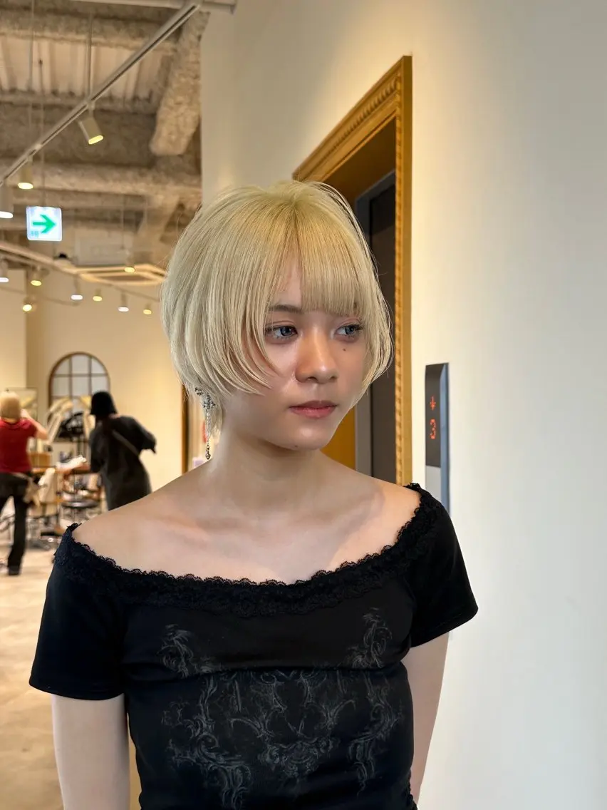 ショート カラー ハイトーンカラー ボブ くびれヘア 顔まわりレイヤー 顔周りカット 大阪ウルフカット ハッシュカットのヘアスタイル