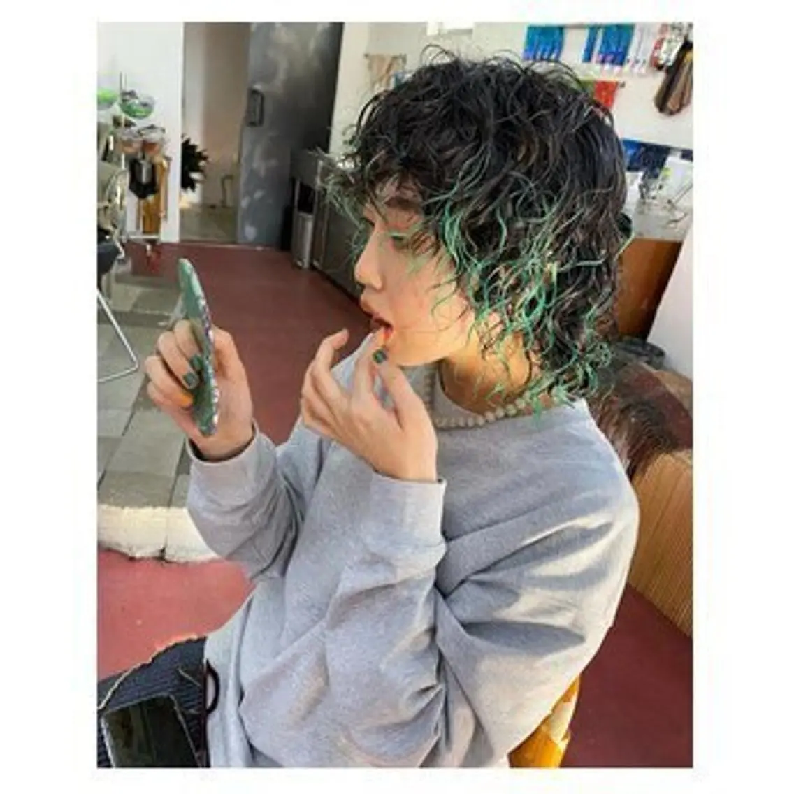 ミディアム カラー ミディアムパーマ エメラルドグリーン qiie ワンカラー 黒染め　白髪染めのヘアスタイル