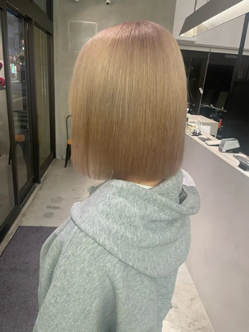 ショート カラー ベージュカラー ブリーチ ミルクティーベージュ 冨岡 祐太郎✂️のヘアスタイル