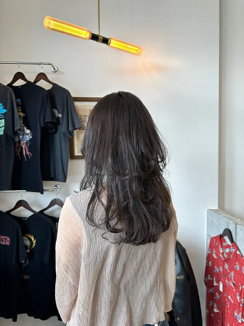 ロング カラー ロング ウルフカット 岩村 夏姫のヘアスタイル