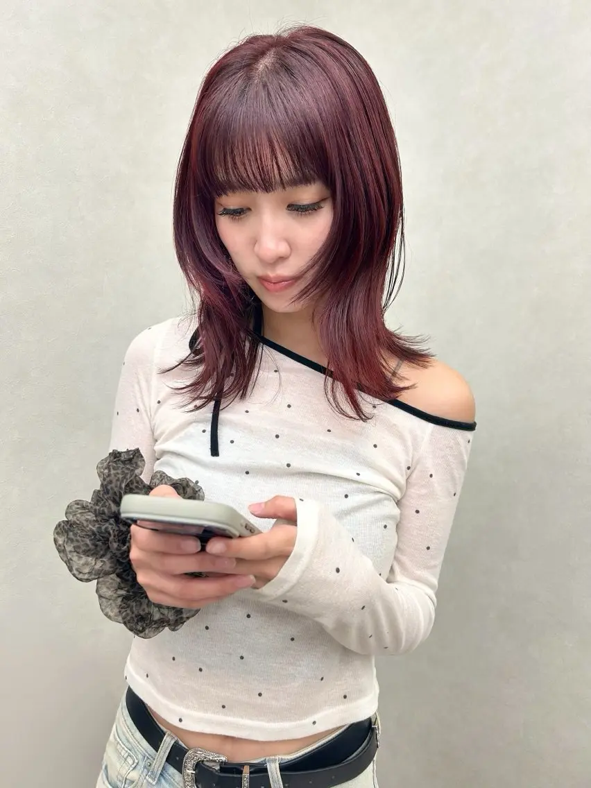セミロング カラー カシス ピンクカラー 顔まわりレイヤー レイヤーカット カット ヘアカラー ご予約はインスタ のみ🌿@n7g10のヘアスタイル