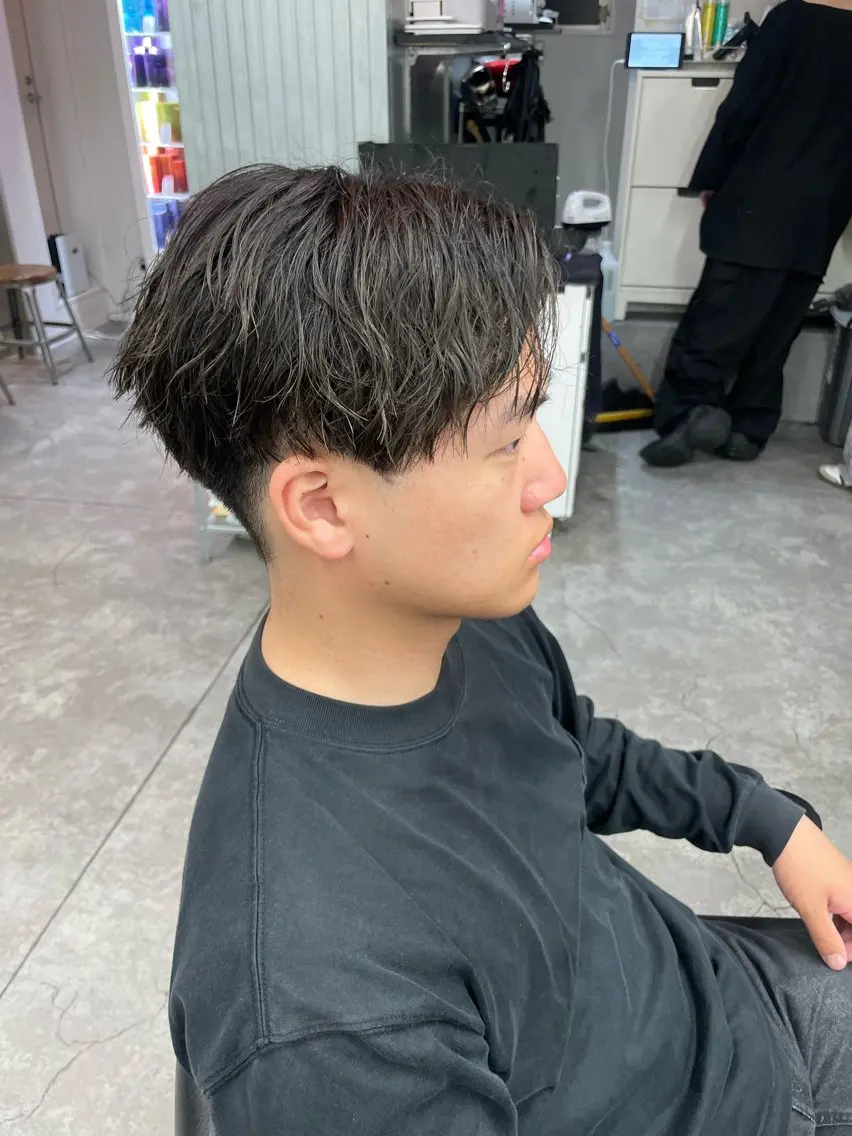 パーマ メンズ メンズブリーチ フェードカット メンズハイライト メンズインナーカラー メンズ韓国風 カット パーマ メンズ特化✨️ 韓国風パーマ🔥一八のヘアスタイル