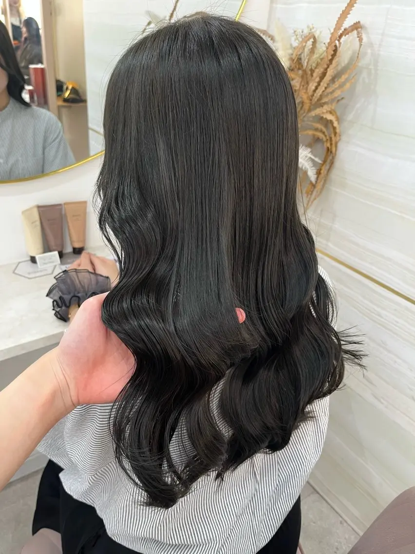 セミロング カラー カット ヘアカラー 🤍あみ🤍暗髪オリ ーブ特化🌿髪質改善のヘアスタイル