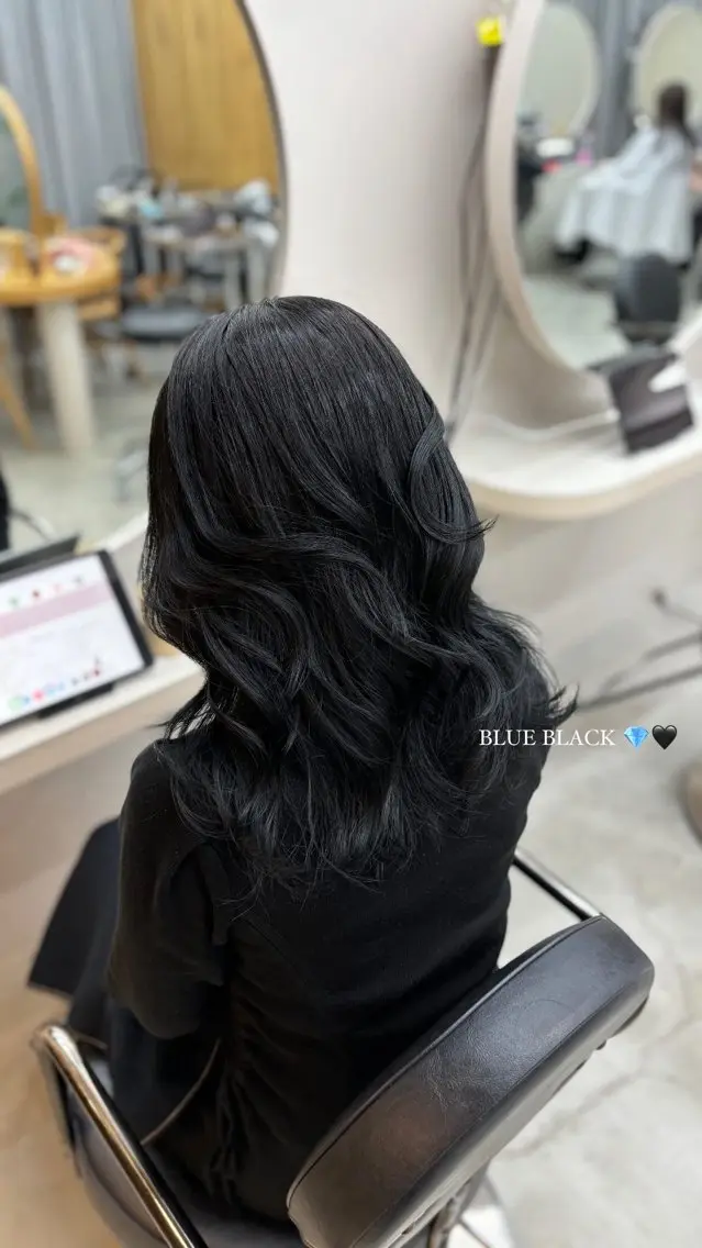 カラー 黒髪 ブルーカラー ブルーブラック レイヤーカット KAEのヘアスタイル