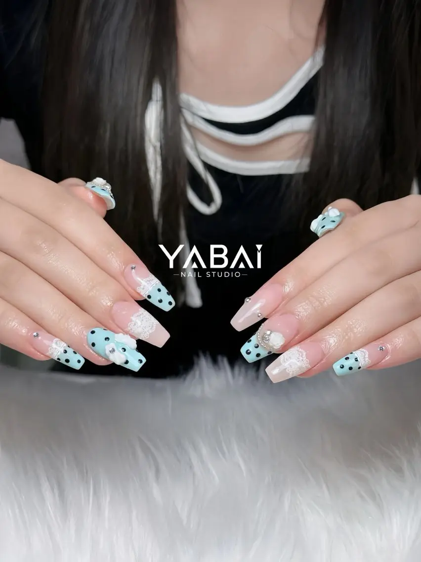 ネイル アートネイル ブルー ドット 長さ出し ガーリー YABAI NailStudioのネイルデザイン