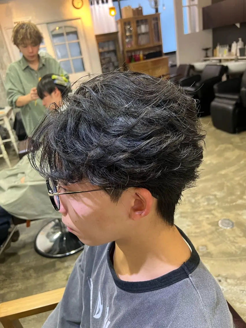 ショート パーマ メンズ フェザーパーマ メンズパーマ 湖城 恵吾のヘアスタイル