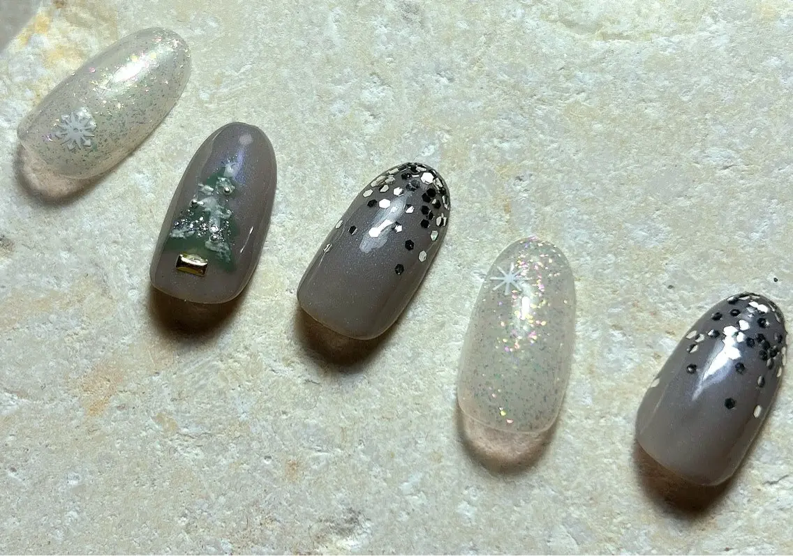 ネイル ホワイト 冬ネイル クリスマス ハンドネイル Nailsalon MONA.のネイルデザイン