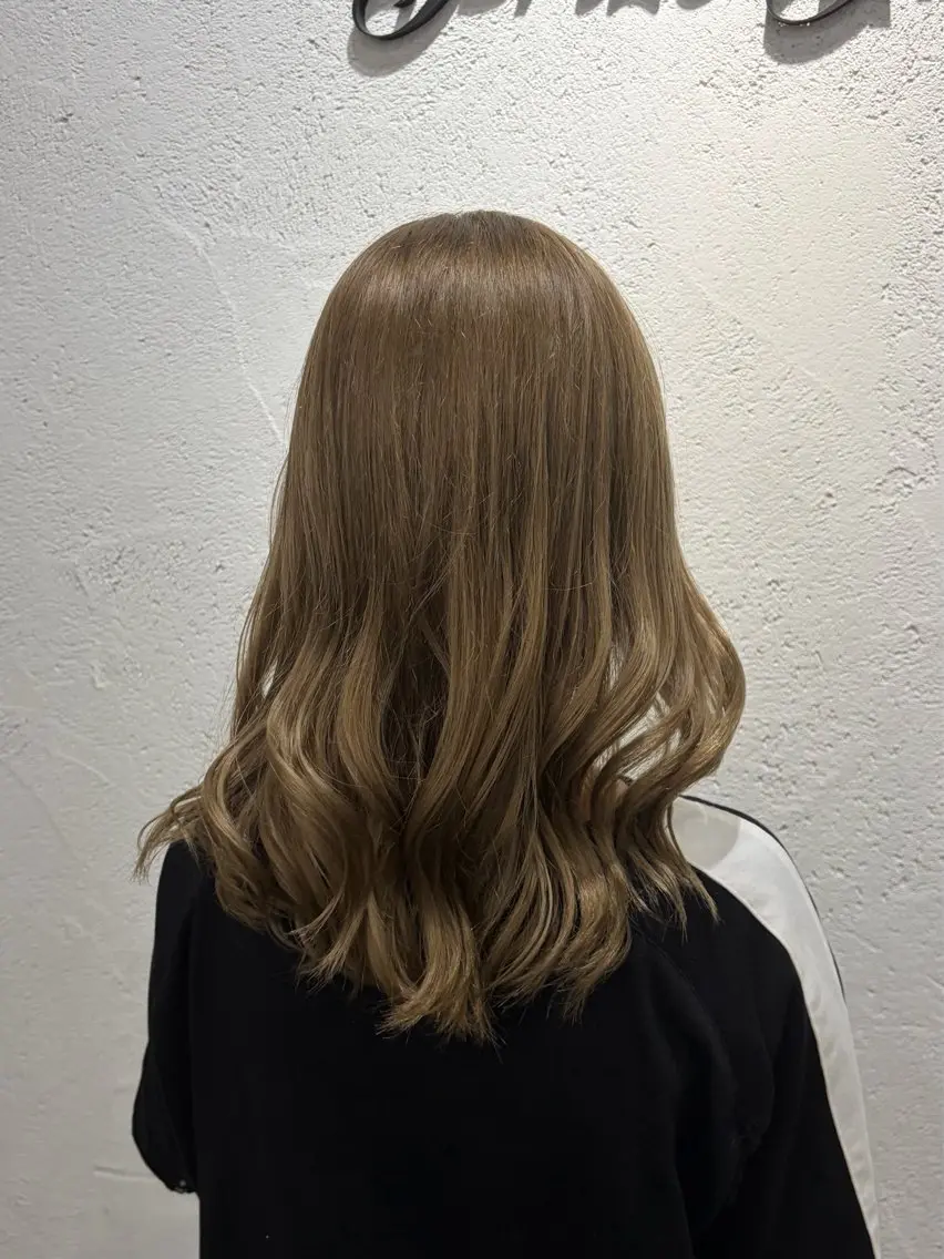 ロング カラー ベージュカラー ブリーチ 透明感カラー フォギーベージュ グラデーションカラー ヘアカラー トリートメント 韓国レイヤー🦋 ブリーチtomokoのヘアスタイル