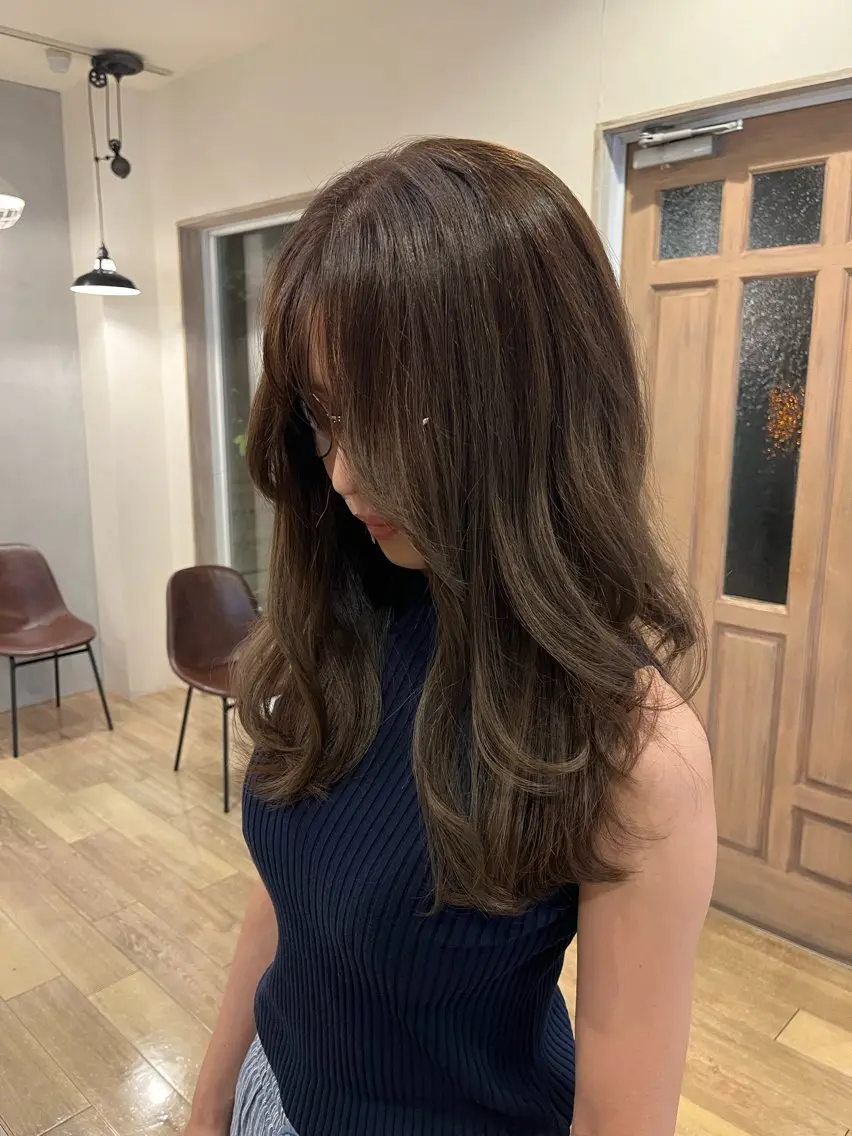 ロング カラー オリーブカラー レイヤーカット 宮川 結妃のヘアスタイル