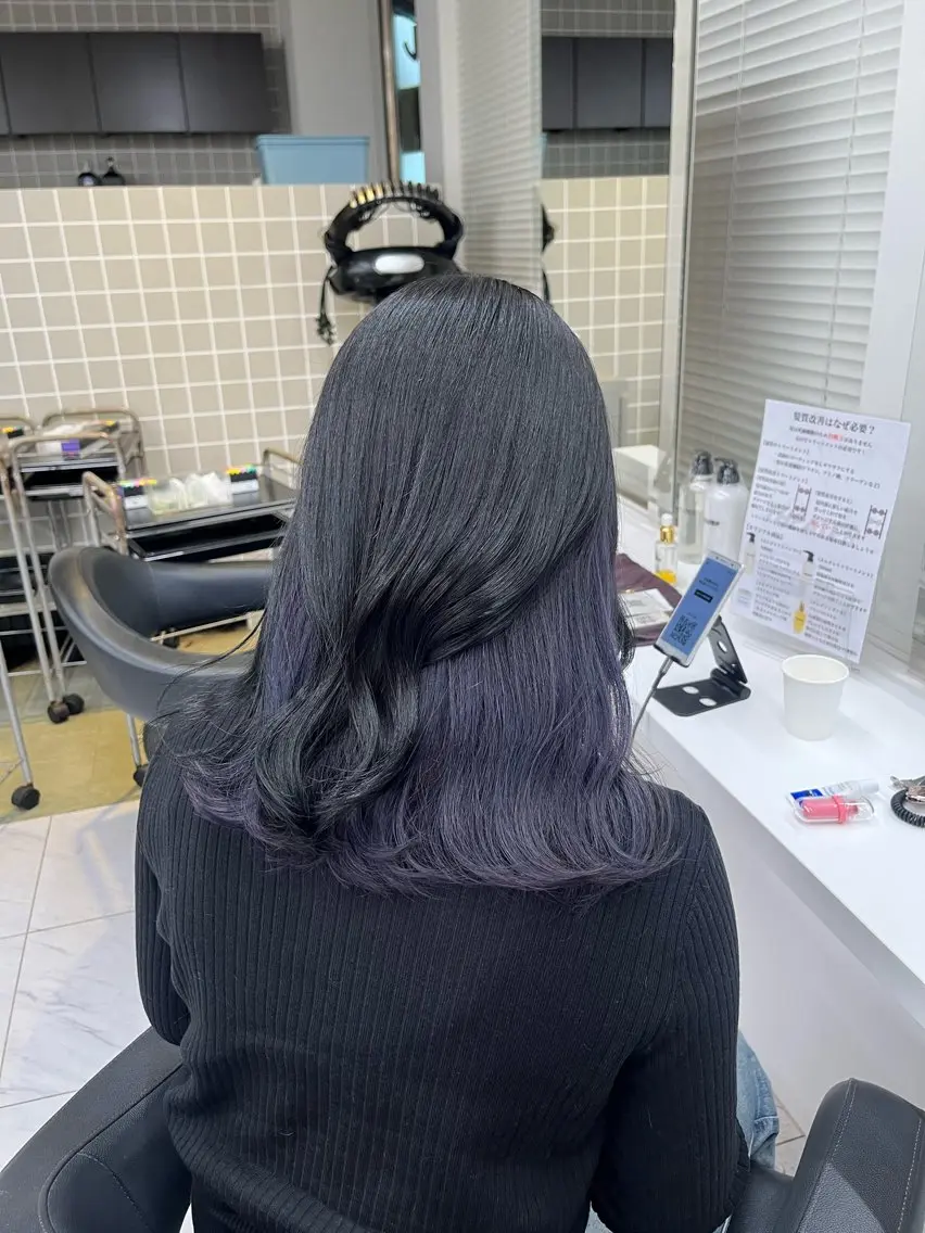 セミロング 寒色/ベージュヘア ブリーチありMiOのヘアスタイル