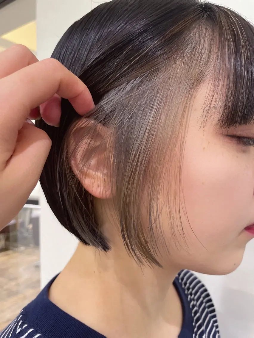 カラー ブリーチ インナーカラー シルバー ヘアカラー イシバシ ミナミのヘアスタイル