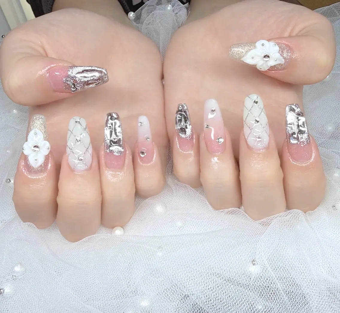ケア＋チップ+2本グラデーション＋4本花3D+パ-シの写真
