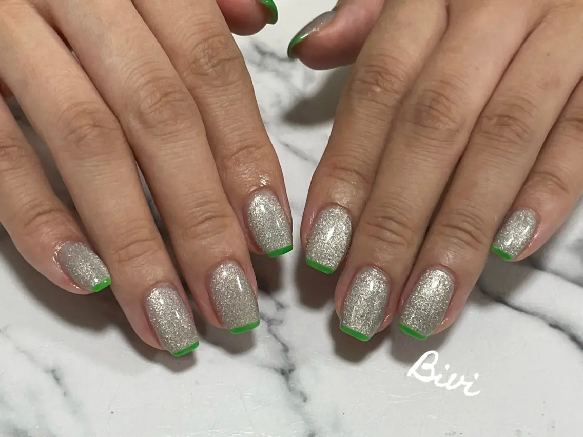ネイル アートネイル フラッシュネイル フレンチネイル ラメ(グリッター) シルバー ハンドネイル ハンドケア ♡Bivi♡自爪に 優しいネイルサロンのネイルデザイン