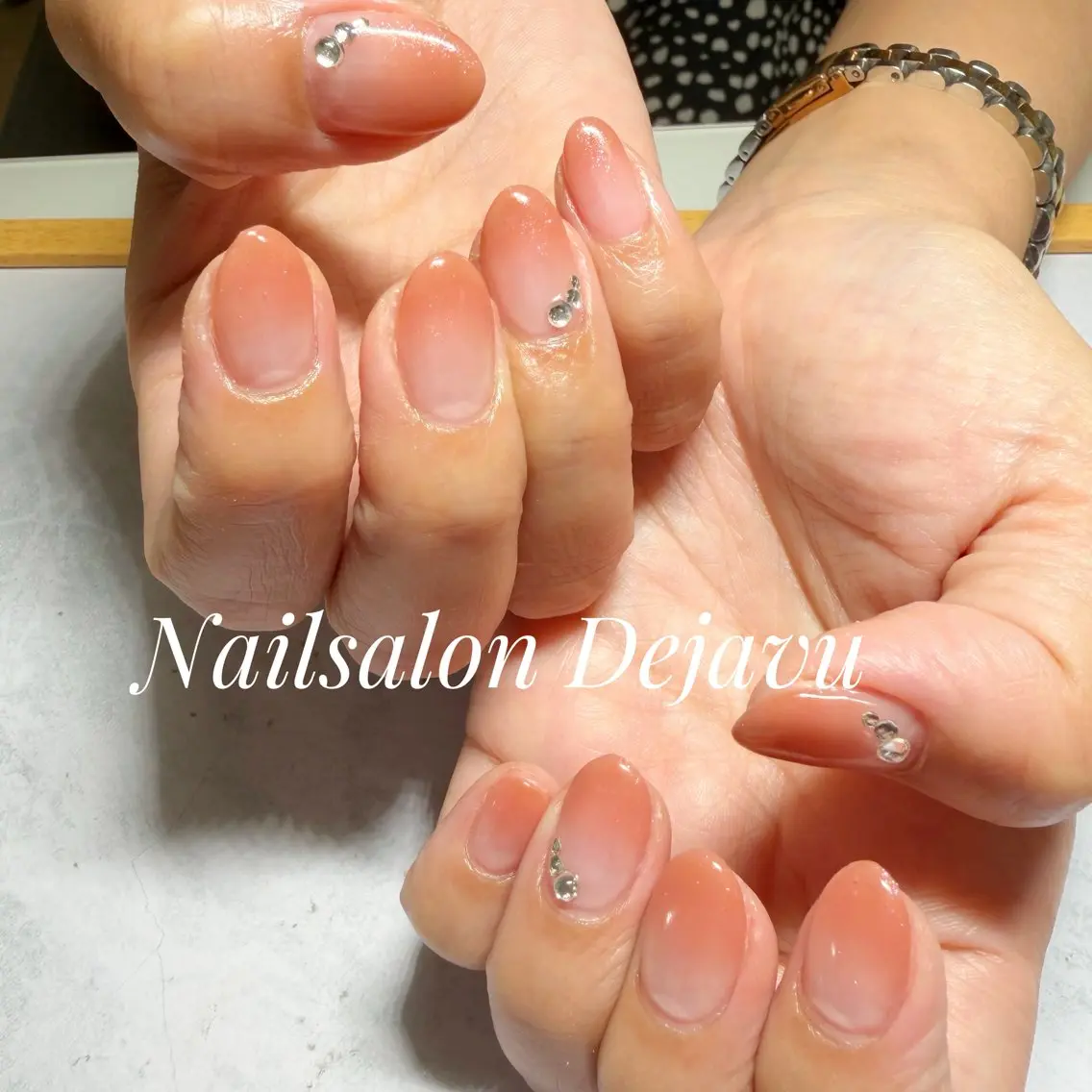 ネイル グラデーション ストーンネイル ハンドネイル Nailsalon Dejavuのネイルデザイン